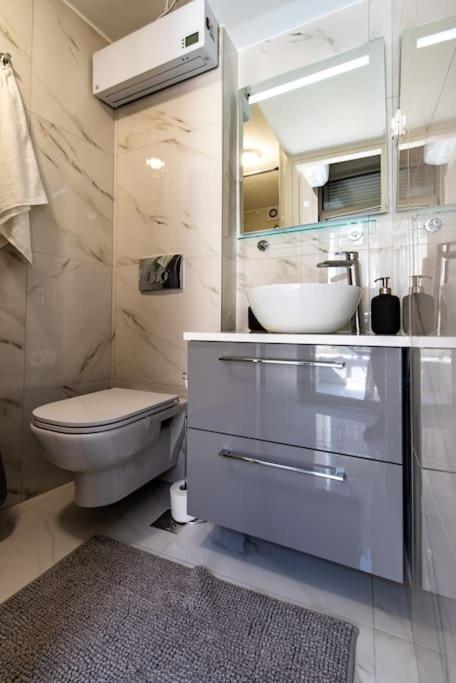 Plaka Rafaela Elegant Urban Retreat In Athens Historic Heart Apartment ภายนอก รูปภาพ